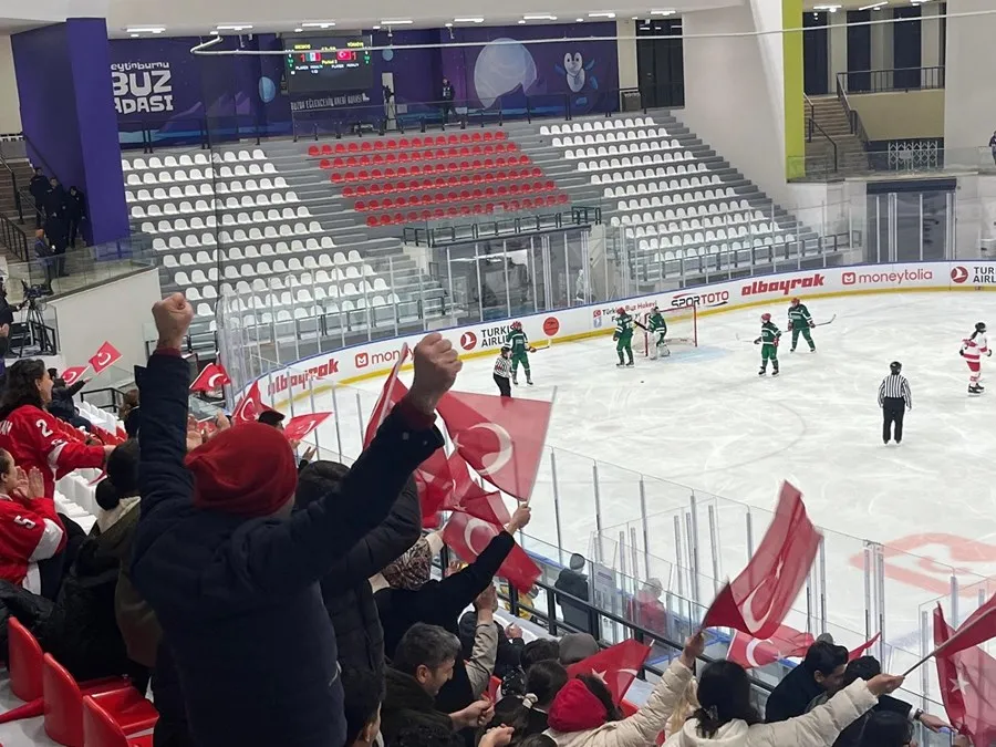 Gençlere Tribün Desteği