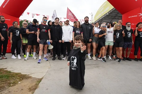 YÜZLERCE KİŞİ ATA’YA SAYGI İÇİN KOŞTU