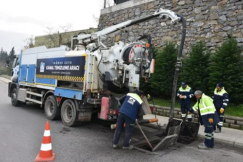 YAĞMUR SUYU KANALLARINI VE MAZGALLARI TEMİZLİYORLAR