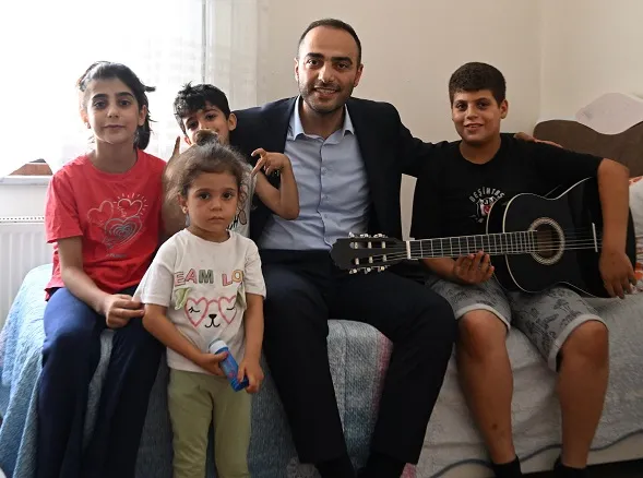 Başkan Vekili Karadeniz’den Efe’ye Gitar Sürprizi