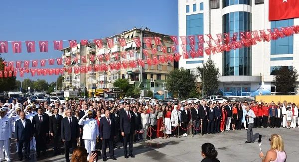 ZAFER BAYRAMI KARTAL’DA COŞKUYLA KUTLANIYOR