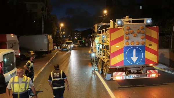 TRAFİĞİ AKSATMAMAK İÇİN GECE ÇALIŞIYORLAR