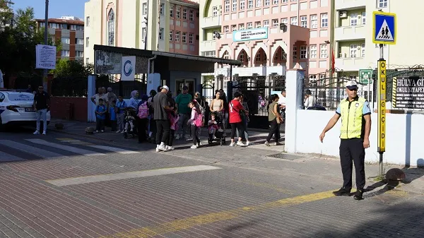 Kartal Belediyesi Zabıta Ekiplerinden Okullarda Güvenli Trafik Uygulaması