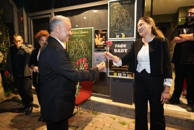 Karakaya, Kartal Ada Sanat Tiyatrosu’na misafir oldu