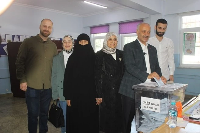 Karakaya Oyunu Ailesiyle Birlikte Kullandı 